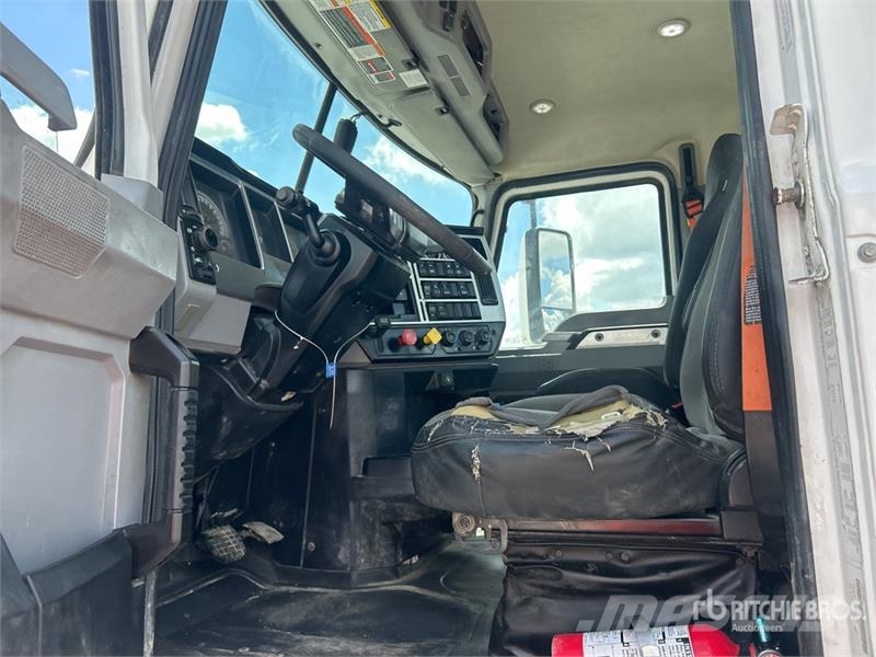 Mack Anthem AN64T 6x4 T/A Day Cab Truck Tractor Vlačilci