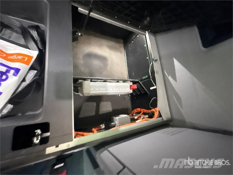 Mack Anthem AN64T 6x4 T/A Sleeper Truck Tractor Седельные тягачи