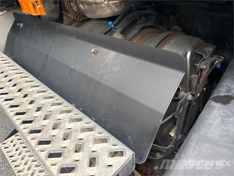Mack Anthem AN64T 6x4 T/A Sleeper Truck Tractor Ťahače