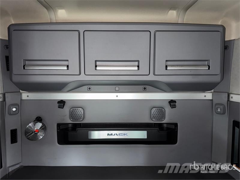 Mack Anthem AN64T 6x4 T/A Sleeper Truck Tractor وحدات الجر