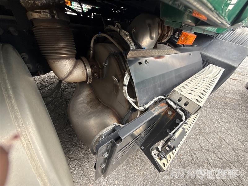 Mack Anthem AN64T 6x4 T/A Sleeper Truck Tractor Ťahače