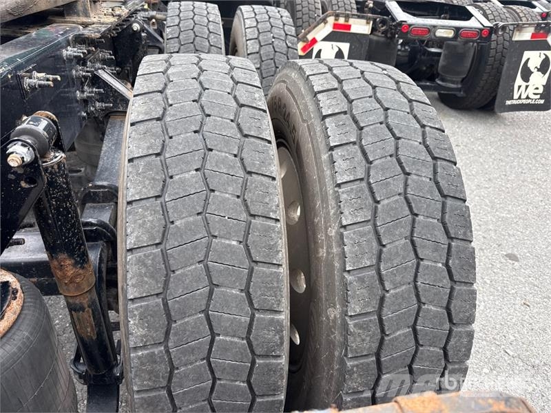 Mack Anthem AN64T 6x4 T/A Sleeper Truck Tractor Ťahače