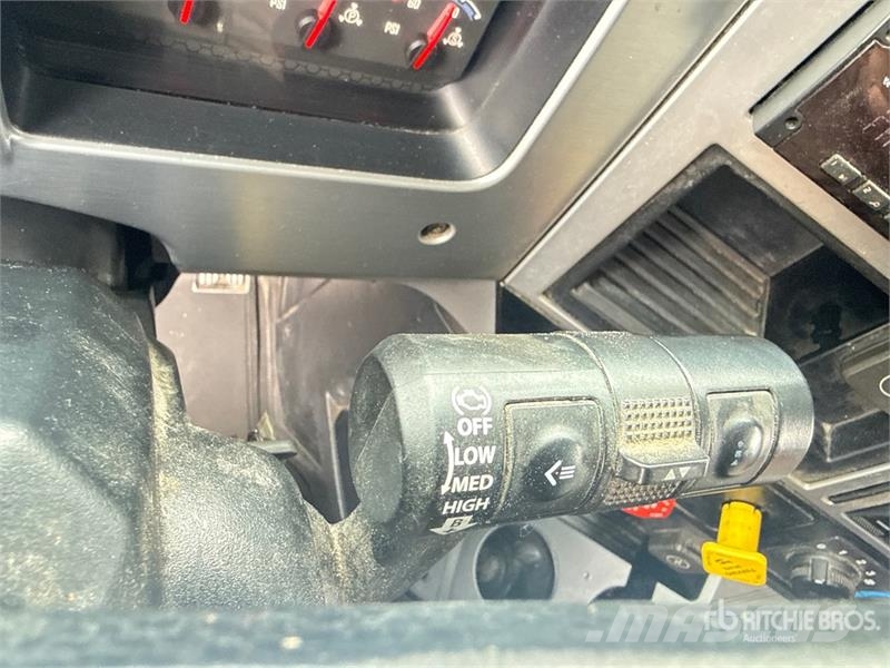 Mack Anthem AN64T 6x4 T/A Sleeper Truck Tractor Vlačilci