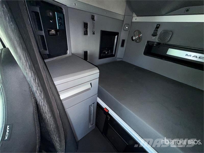 Mack Anthem AN64T 6x4 T/A Sleeper Truck Tractor وحدات الجر