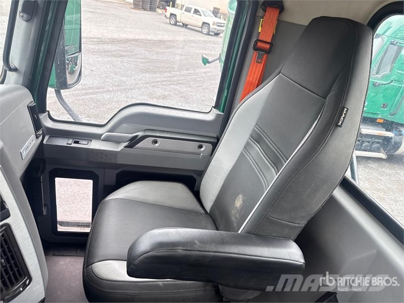 Mack Anthem AN64T 6x4 T/A Day Cab Truck Tractor Ťahače