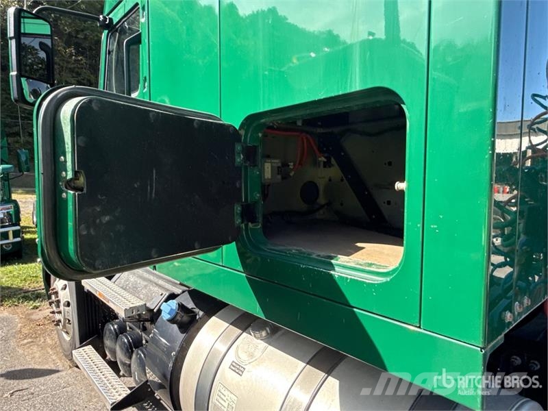 Mack Anthem AN64T 6x4 T/A Sleeper Truck Tractor Седельные тягачи