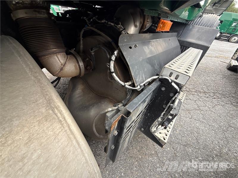 Mack Anthem AN64T 6x4 T/A Sleeper Truck Tractor Ťahače