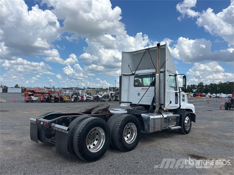 Mack Anthem AN64T 6x4 T/A Day Cab Truck Tractor Vlačilci