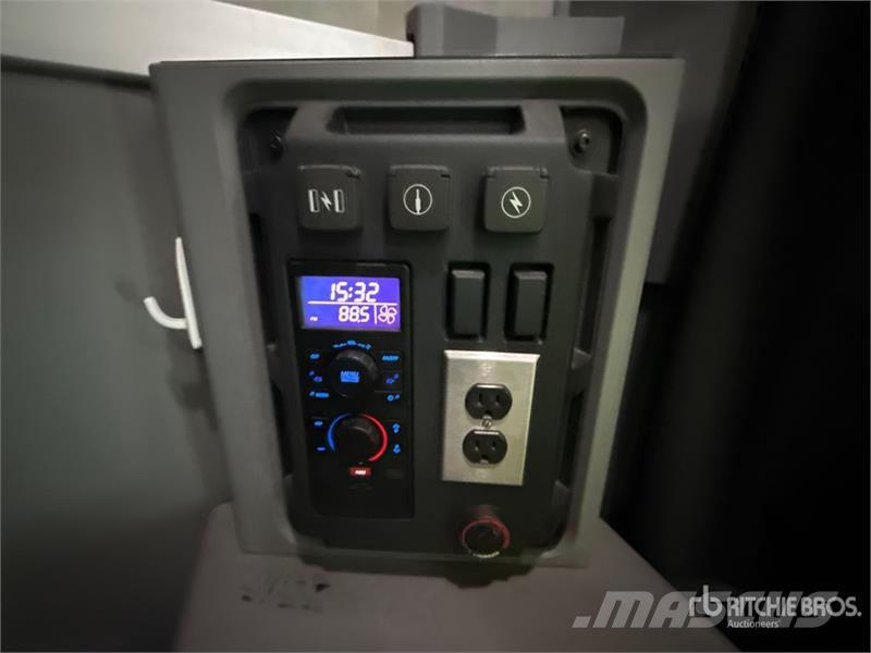 Mack Anthem AN64T 6x4 T/A Sleeper Truck Tractor Седельные тягачи
