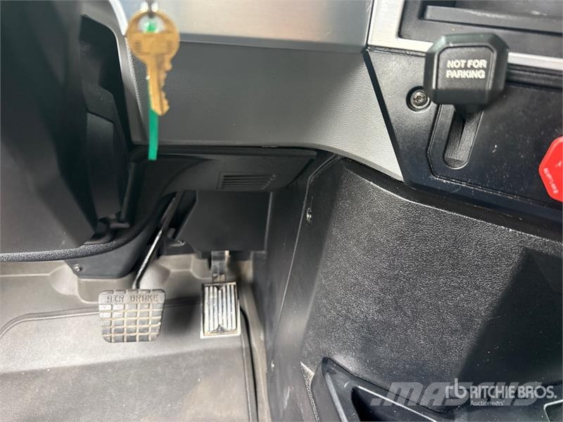 Mack Anthem AN64T 6x4 T/A Sleeper Truck Tractor Ťahače
