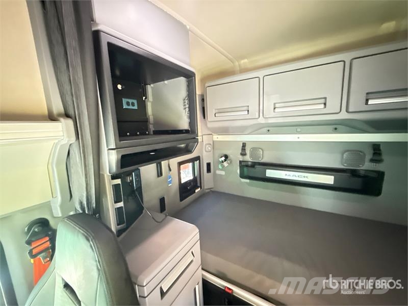 Mack Anthem AN64T 6x4 T/A Sleeper Truck Tractor Седельные тягачи