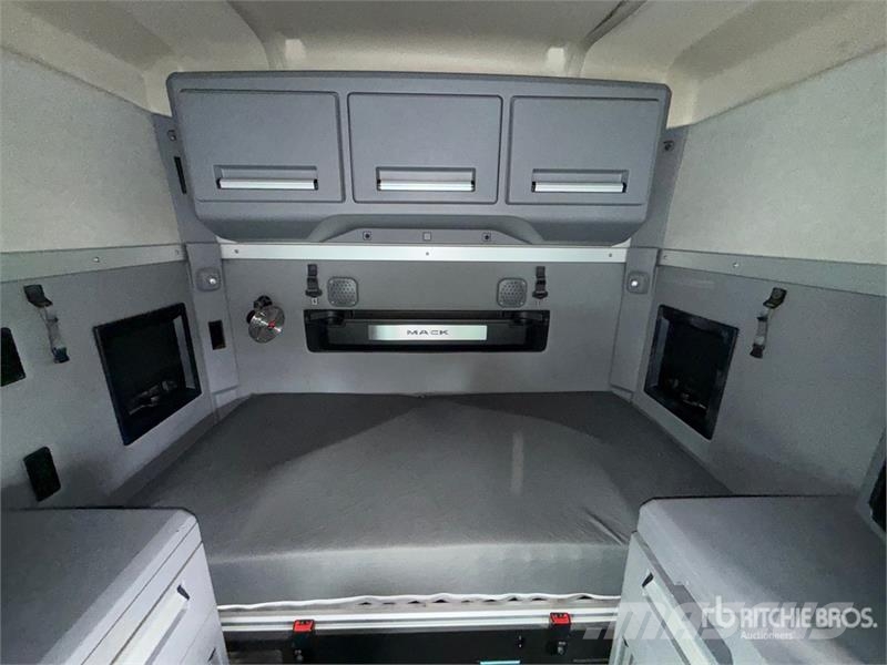 Mack Anthem AN64T 6x4 T/A Sleeper Truck Tractor وحدات الجر