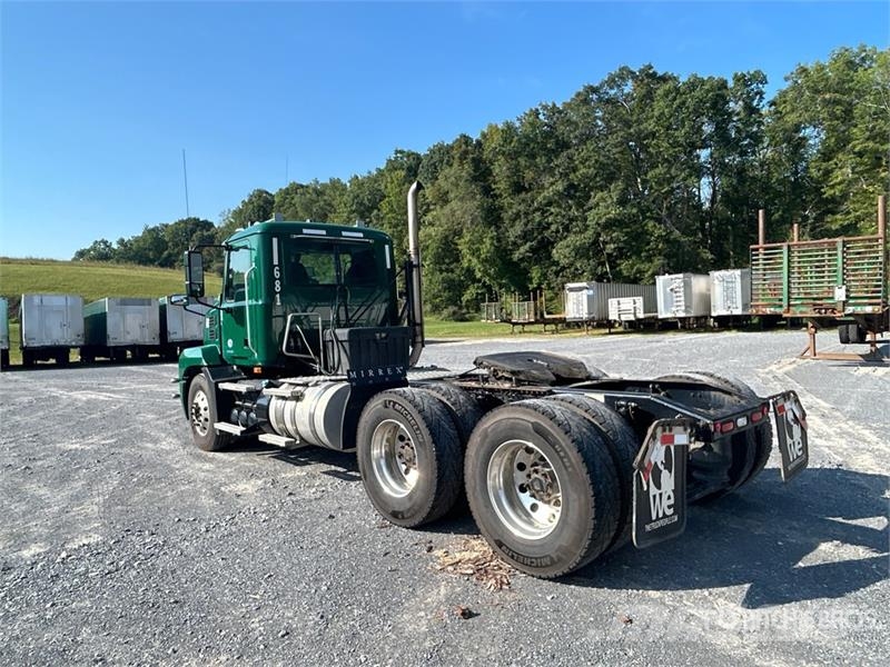 Mack Anthem AN64T 6x4 T/A Day Cab Truck Tractor وحدات الجر