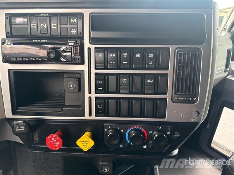 Mack Anthem AN64T 6x4 T/A Sleeper Truck Tractor Ťahače