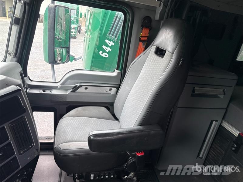 Mack Anthem AN64T 6x4 T/A Sleeper Truck Tractor Ťahače