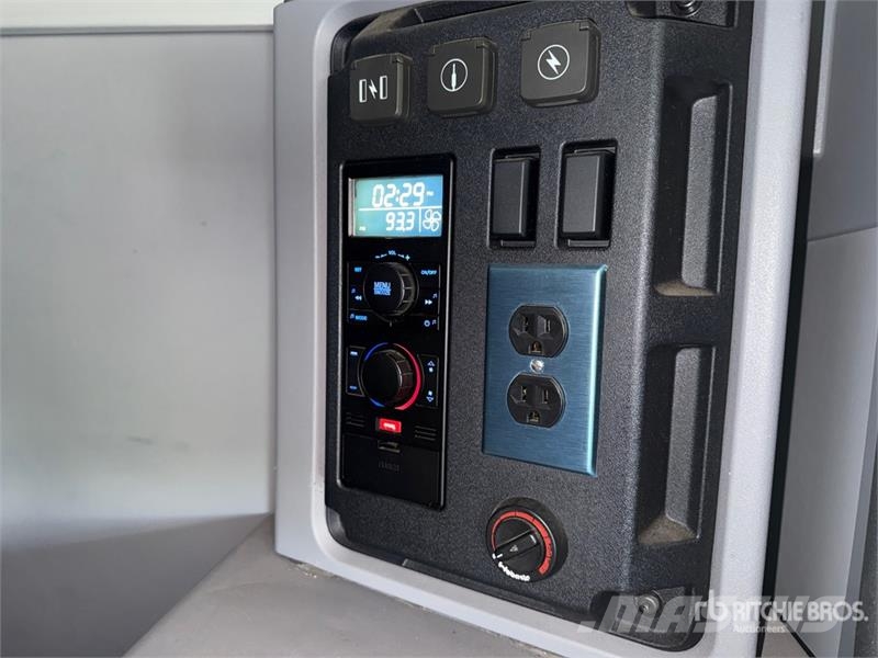 Mack Anthem AN64T 6x4 T/A Sleeper Truck Tractor وحدات الجر