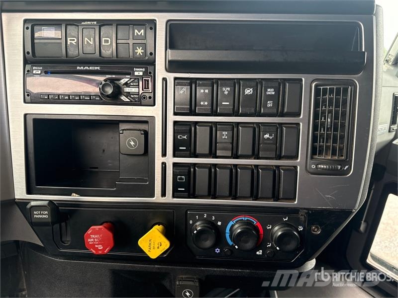 Mack Anthem AN64T 6x4 T/A Sleeper Truck Tractor Ťahače