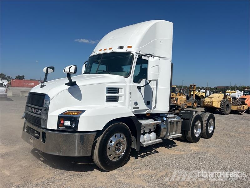 Mack Anthem AN64T 6x4 T/A Day Cab Truck Tractor Vlačilci