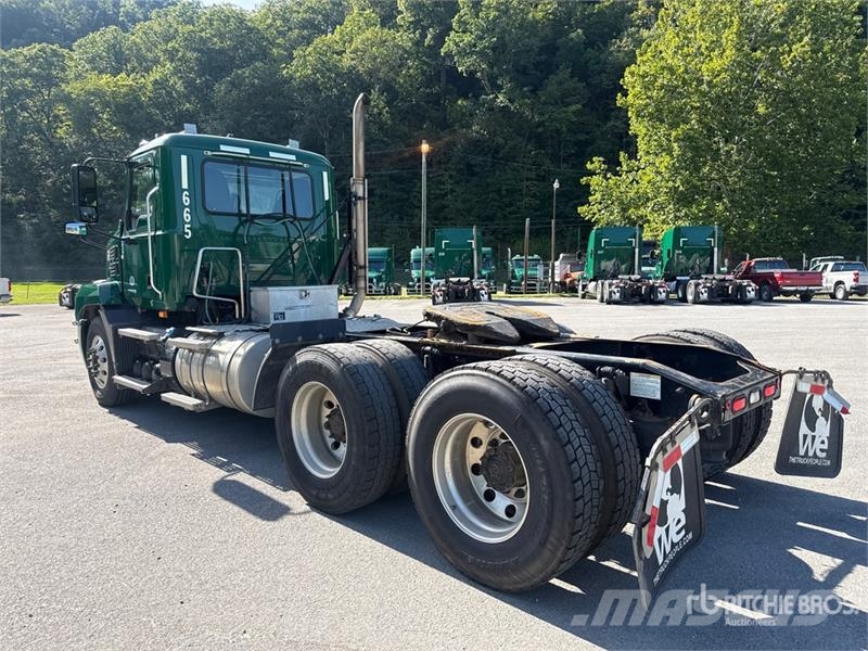 Mack Anthem AN64T 6x4 T/A Day Cab Truck Tractor Tracteur routier