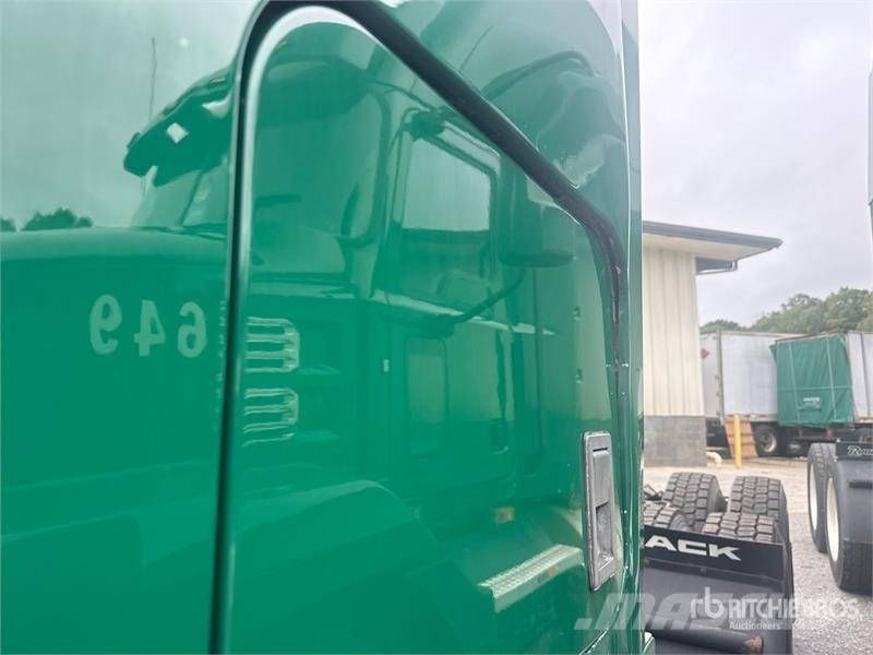 Mack Anthem AN64T 6x4 T/A Sleeper Truck Tractor Ťahače