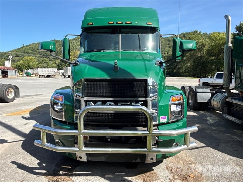Mack Anthem AN64T 6x4 T/A Sleeper Truck Tractor Седельные тягачи