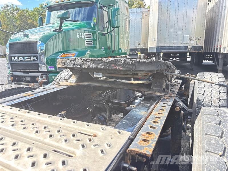 Mack Anthem AN64T 6x4 T/A Sleeper Truck Tractor وحدات الجر