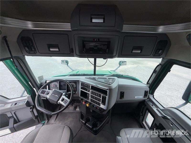 Mack Anthem AN64T 6x4 T/A Sleeper Truck Tractor Ťahače