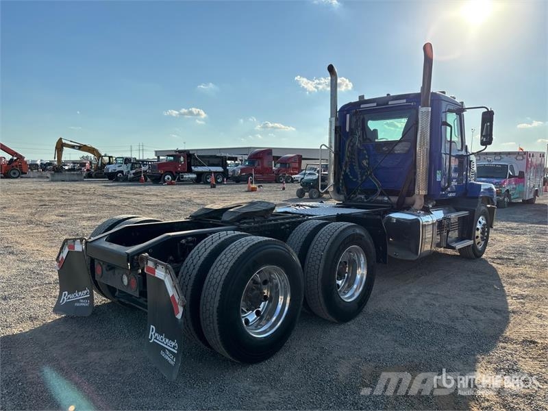 Mack Anthem AN64T 6x4 T/A Day Cab Truck Tractor Nyergesvontatók