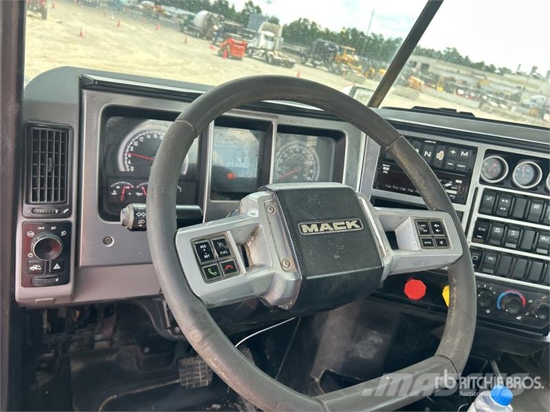 Mack Anthem AN64T 6x4 T/A Day Cab Truck Tractor Vlačilci