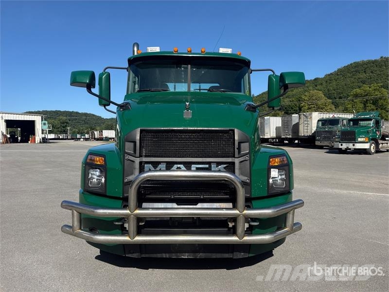 Mack Anthem AN64T 6x4 T/A Day Cab Truck Tractor Tracteur routier