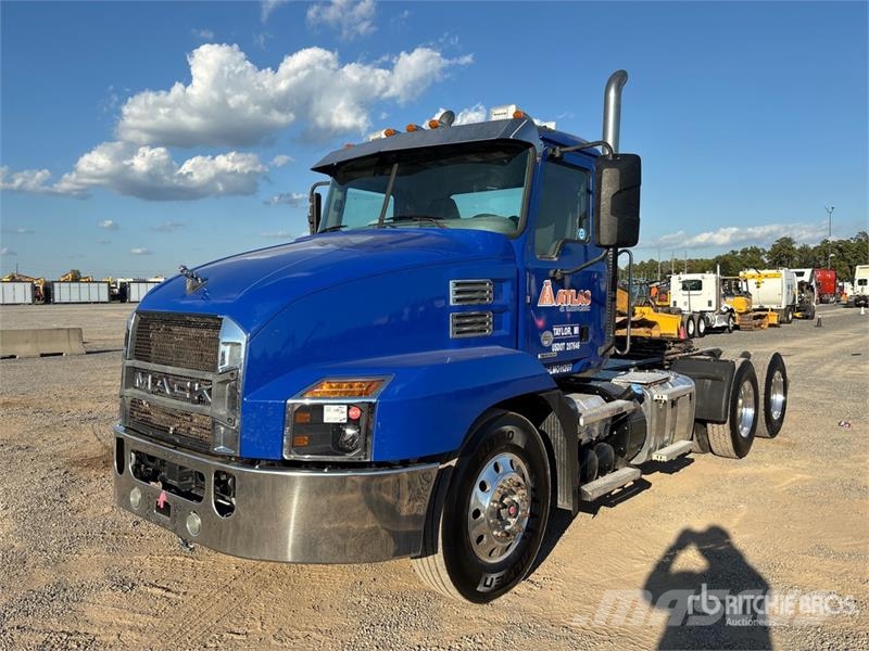 Mack Anthem AN64T 6x4 T/A Day Cab Truck Tractor Nyergesvontatók