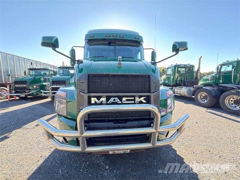 Mack Anthem AN64T 6x4 T/A Sleeper Truck Tractor Влекачи