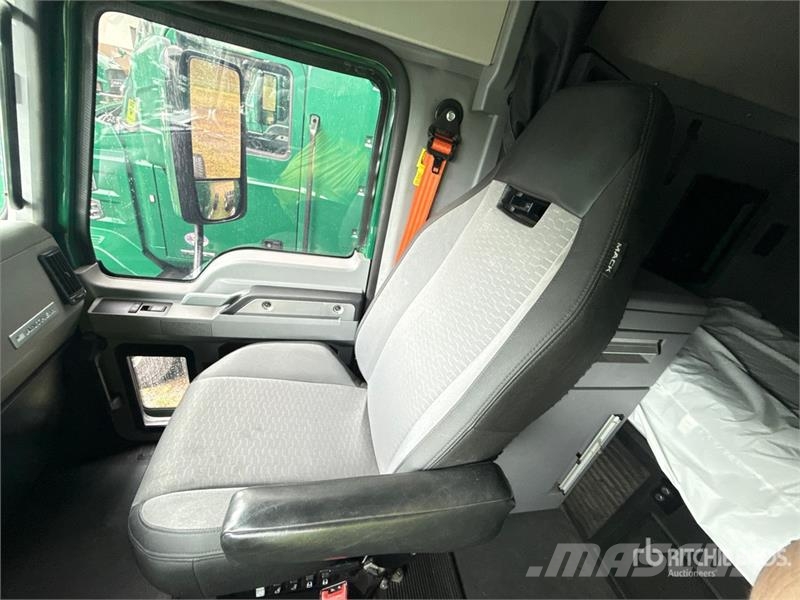 Mack Anthem AN64T 6x4 T/A Sleeper Truck Tractor Tracteur routier