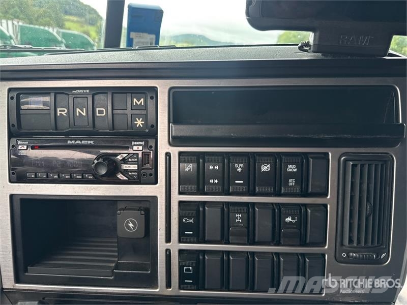 Mack Anthem AN64T 6x4 T/A Sleeper Truck Tractor Ťahače