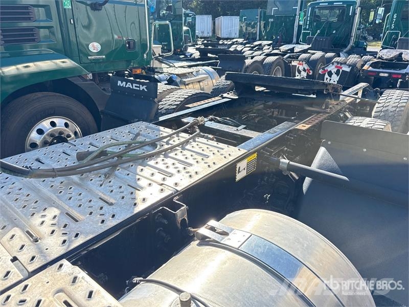 Mack Anthem AN64T 6x4 T/A Day Cab Truck Tractor وحدات الجر