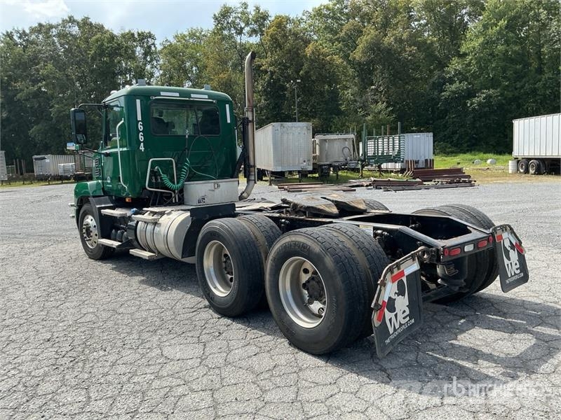 Mack Anthem AN64T T/A Day Cab Truck Tractor Camiones tractor