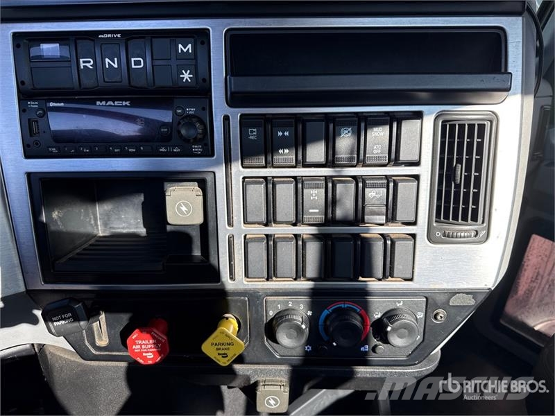 Mack Anthem AN64T T/A Day Cab Truck Tractor Влекачи