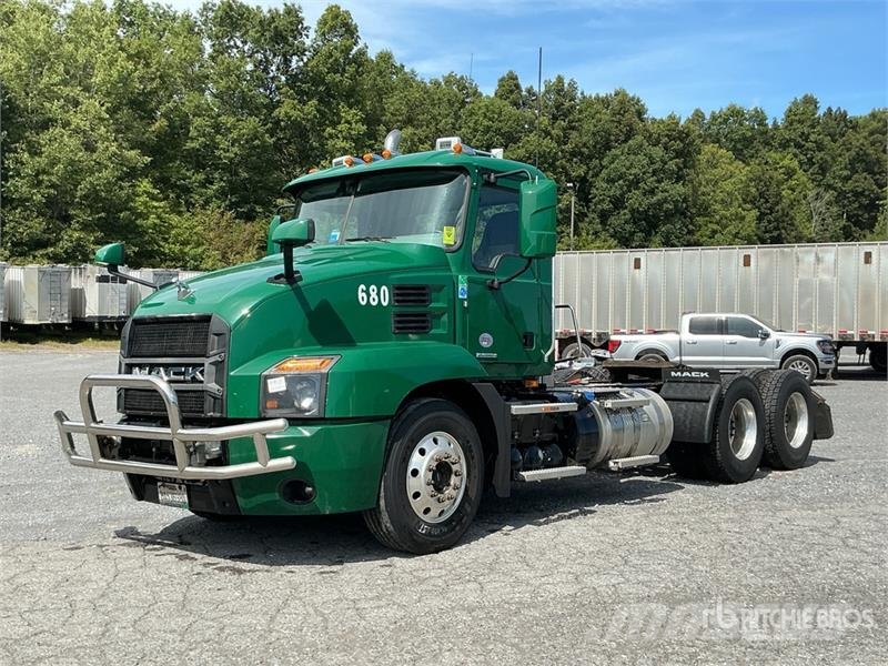 Mack Anthem AN64T T/A Day Cab Truck Tractor Vlačilci