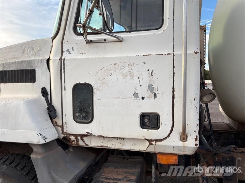 Mack CH613 Commercial vehicle