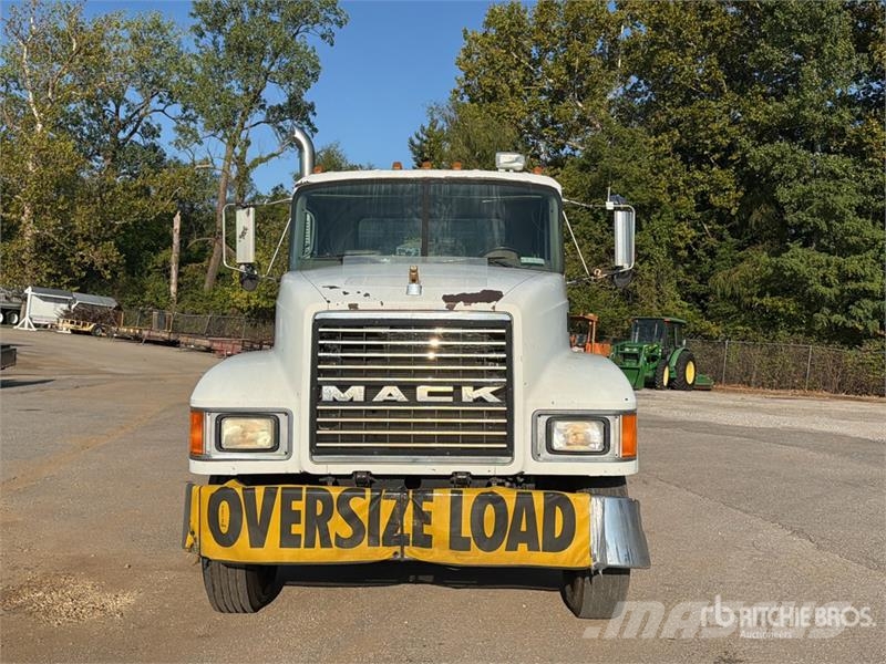 Mack CH613 Trekkers