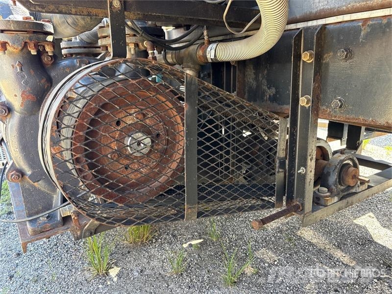 Mack CH613 Saug- und Druckwagen
