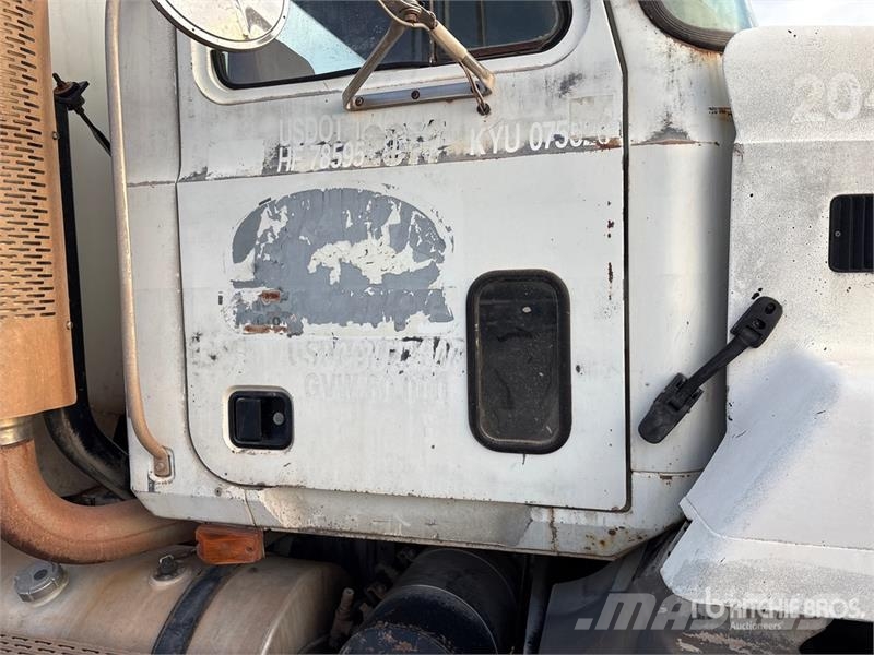 Mack CH613 Commercial vehicle