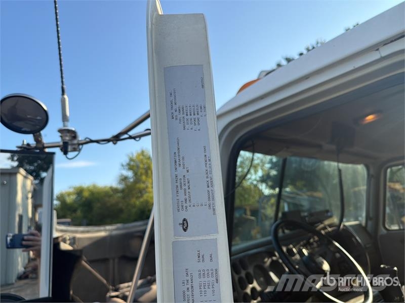 Mack CH613 Trekkers