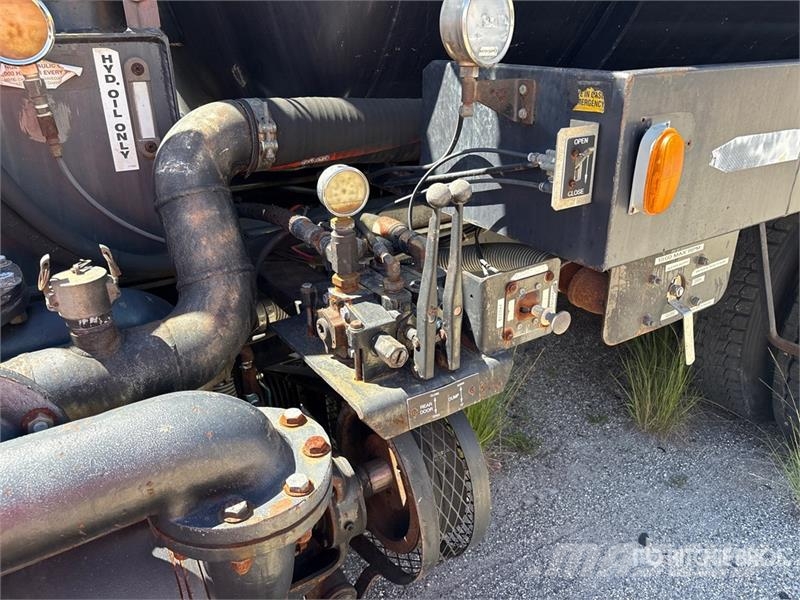 Mack CH613 Saug- und Druckwagen