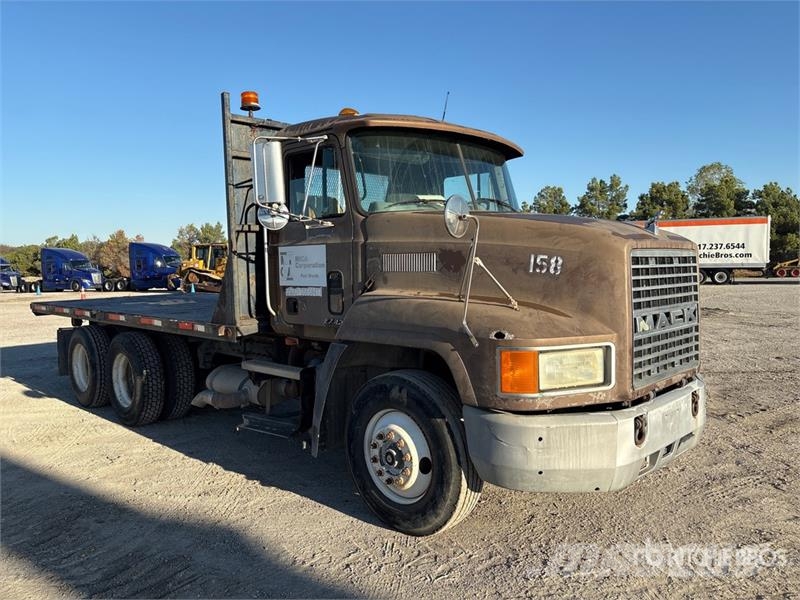Mack CH613 Tovornjaki s kesonom/platojem