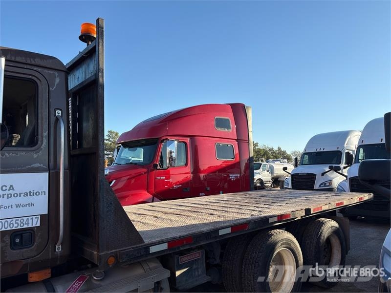 Mack CH613 Tovornjaki s kesonom/platojem