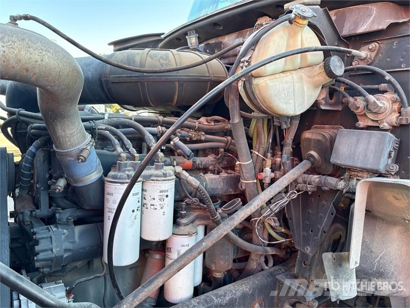 Mack CH613 Tovornjaki s kesonom/platojem