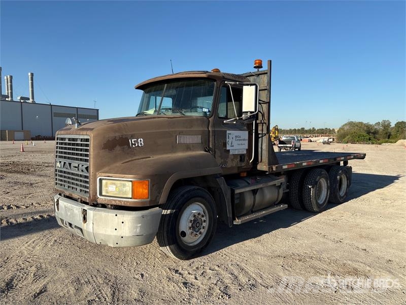 Mack CH613 Tovornjaki s kesonom/platojem