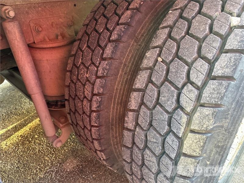 Mack CH613 Tovornjaki s kesonom/platojem