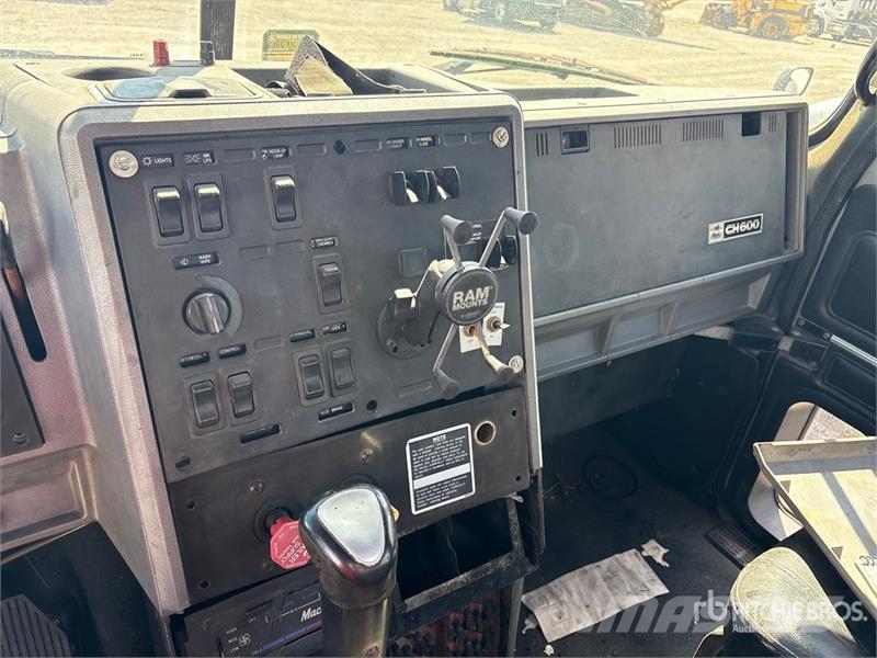 Mack CH613 Saug- und Druckwagen